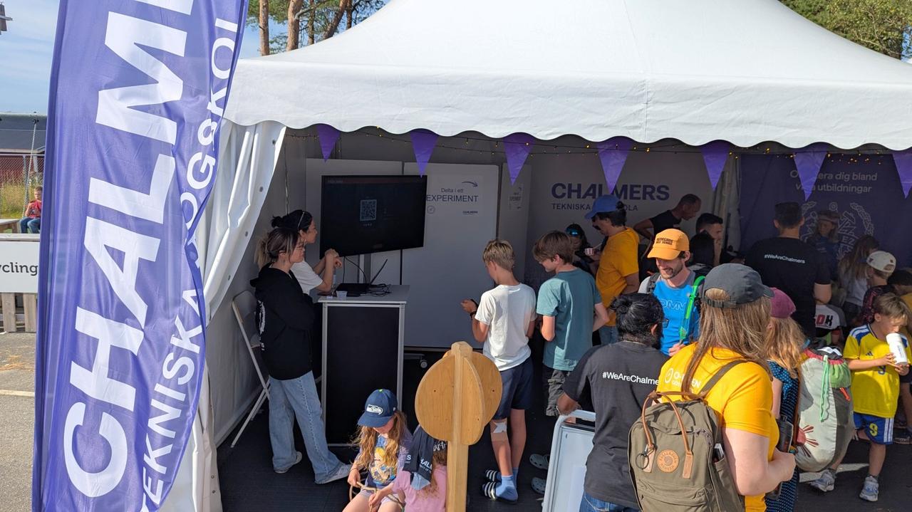 People playing our orienteering game at Chalmers tent at O-Ringen city